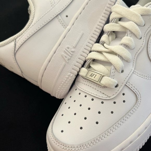 Nike shoes - Picture 3 of 5